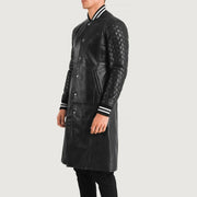 
Black Sheepskin Leather Varsity Jacket - Vista traseira com ombros definidos e bainha impecável