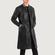 
Wilde Preto Leather Varsity Casaco em Couro para Homem - Vista lateral mostrando o corte ergonómico de mangas