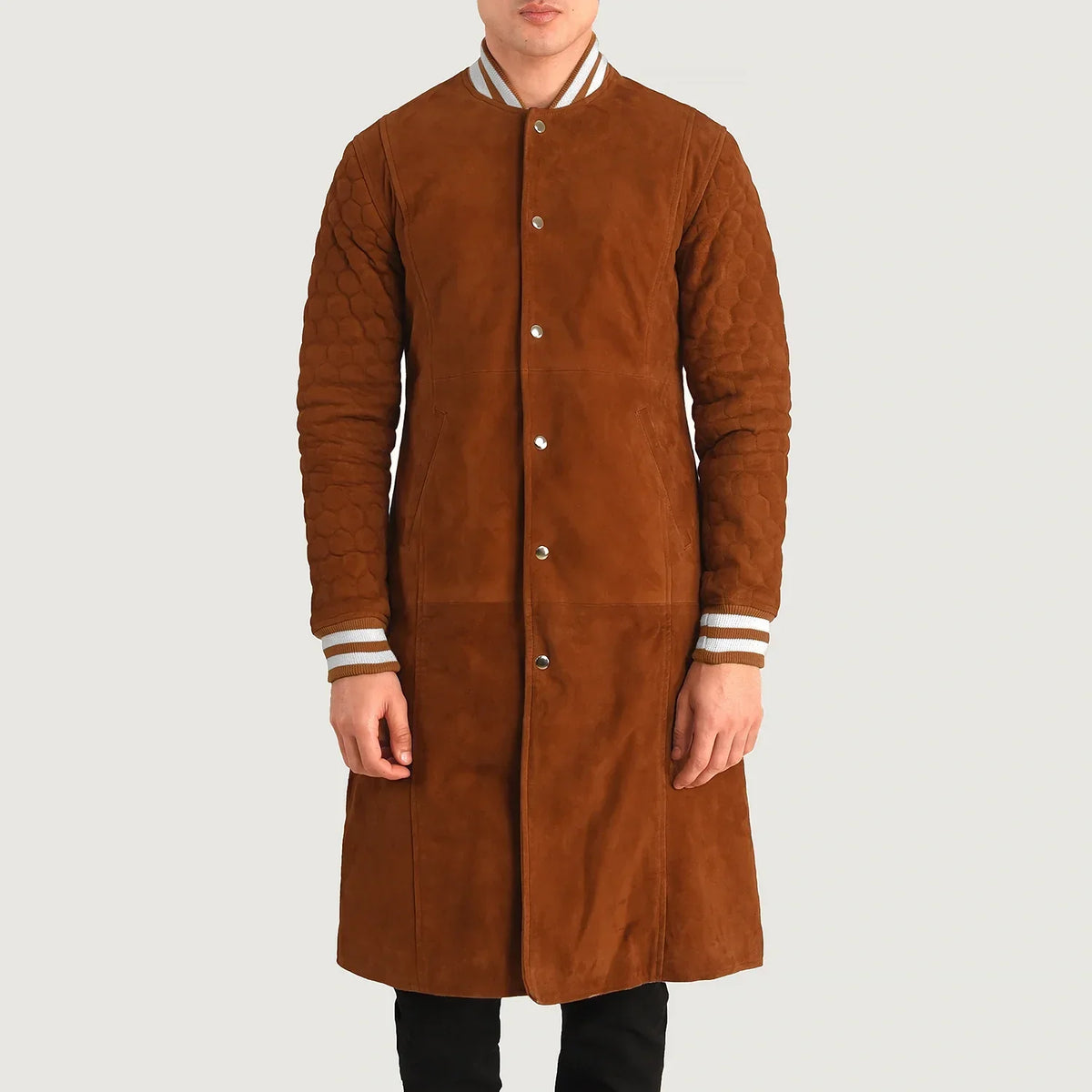 Close-Up Detail of Varsity collar &amp; Snap Button button Hardware on Wilde Castanho Suede Varsity Casaco de Couro para Homem