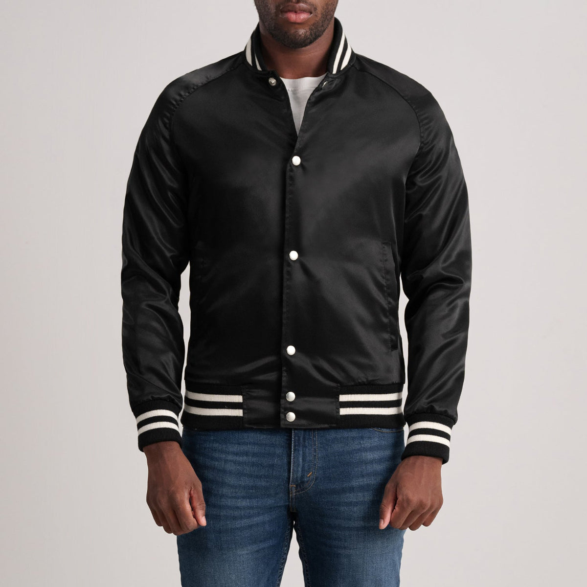 Xander Preto Varsity Blusão de Couro para Homem in Black Satin - Front Profile View &amp; Tailored Silhouette | Buy Online
