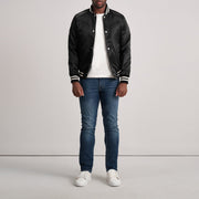 Close-Up Detail of Varsity &amp; Button Hardware on Xander Preto Varsity Blusão de Couro para Homem