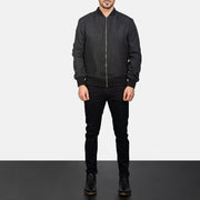 Men's Zack Preto Blusão Bomber de Couro para Homem - Lateral Side Profile View Showing Sleeve Cut &amp; Athletic Taper Fit