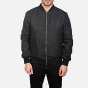 Close-Up Detail of Varsity &amp; Zipper Hardware on Men's Zack Preto Blusão Bomber de Couro para Homem
