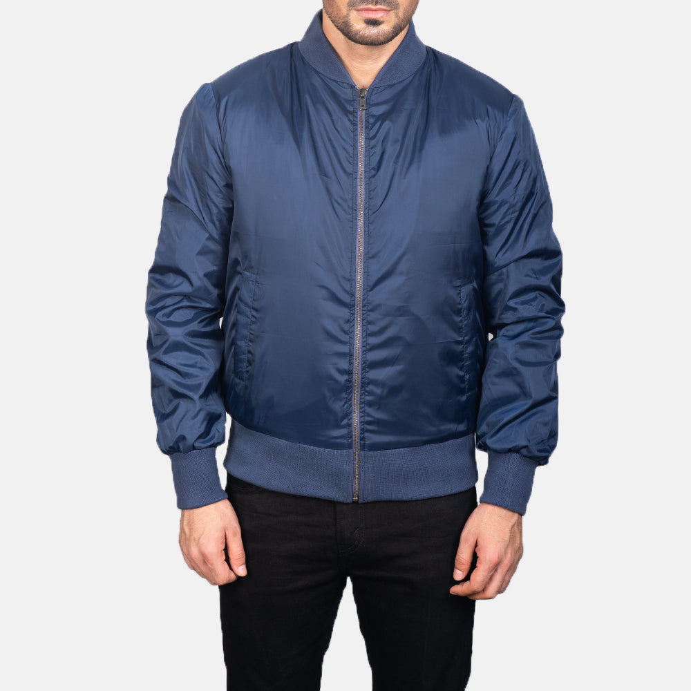Close-Up Detail of Varsity &amp; Zipper Hardware on Men's Zack Azul Blusão Bomber de Couro para Homem