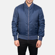 Close-Up Detail of Varsity &amp; Zipper Hardware on Men's Zack Azul Blusão Bomber de Couro para Homem