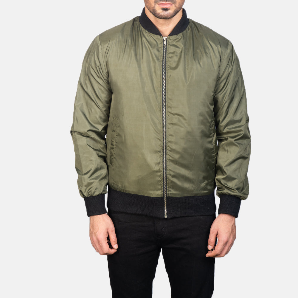Close-Up Detail of Varsity &amp; Zipper Hardware on Men's Zack Verde Blusão Bomber de Couro para Homem