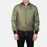 Close-Up Detail of Varsity &amp; Zipper Hardware on Men's Zack Verde Blusão Bomber de Couro para Homem