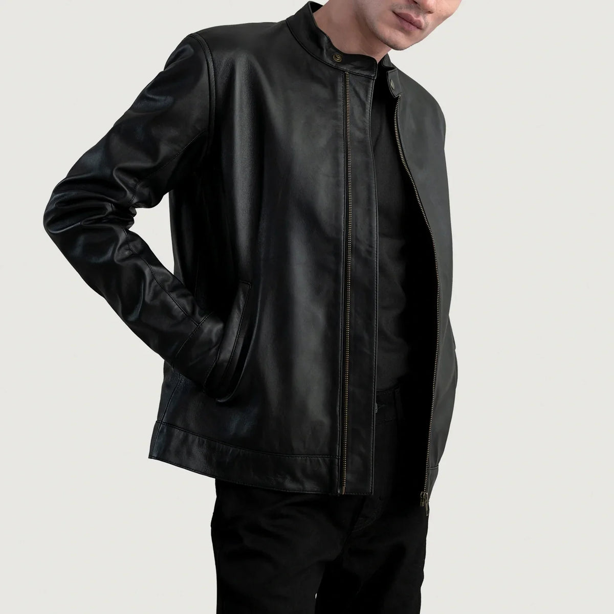 Zen Preto Blusão Biker de Couro para Homem - Lateral Side Profile View Showing Sleeve Cut &amp; Athletic Taper Fit