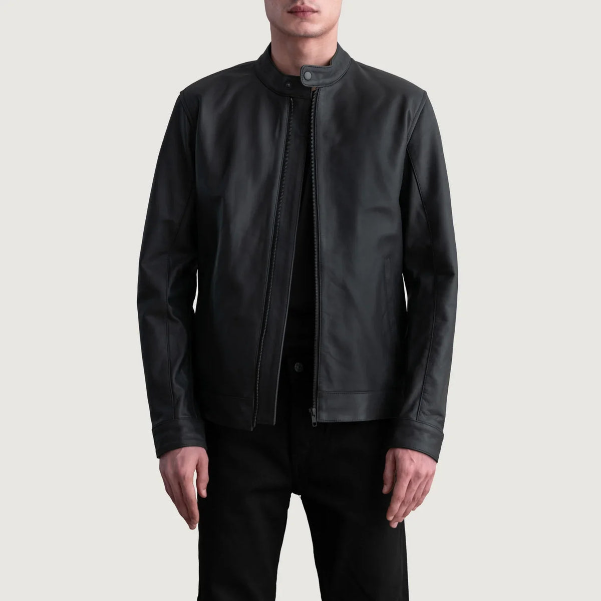 
Zen Matte Preto Jaqueta Biker de Couro para Homem in Matte Black Cowhide Leather - Vista frontal e silhueta ajustada | Comprar online