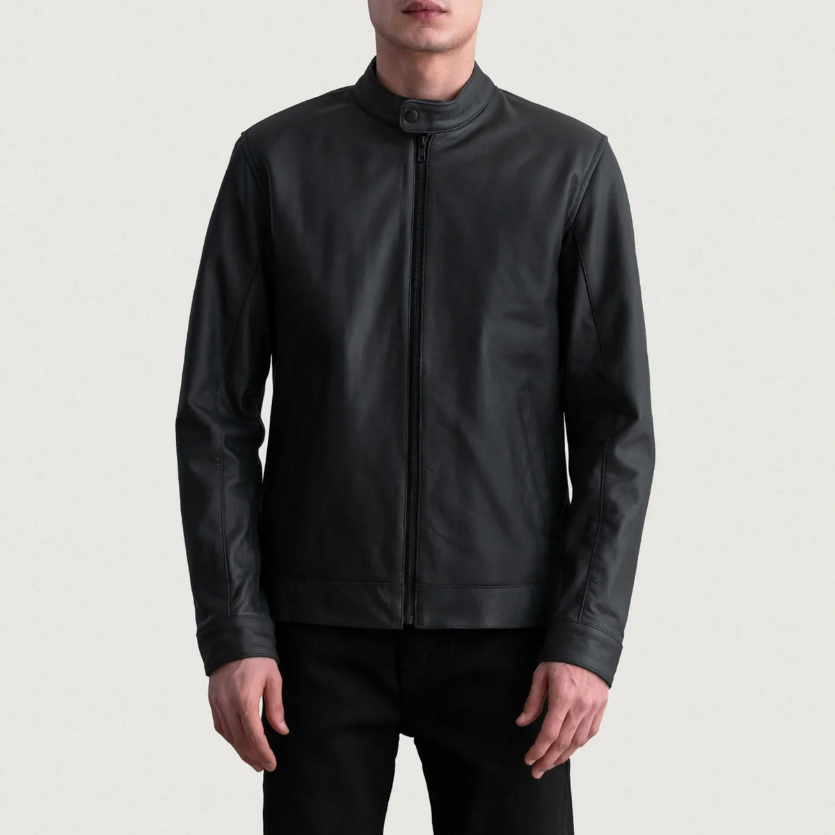 
Zen Matte Preto Jaqueta Biker de Couro para Homem - Vista lateral mostrando o corte ergonómico de mangas