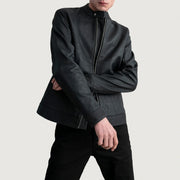 Zen Tumbled Preto Blusão Biker de Couro para Homem - Lateral Side Profile View Showing Sleeve Cut &amp; Athletic Taper Fit