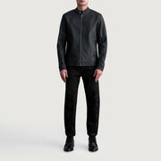 Close-Up Detail of Snap Button &amp; Zipper Hardware on Zen Tumbled Preto Blusão Biker de Couro para Homem