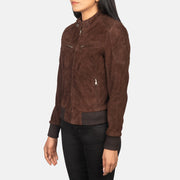 
Brown Goat Suede Bomber Jacket - Vista traseira com ombros definidos e bainha impecável