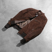 
Perspetiva vestida de Zenna Mocha Suede Bomber Jacket no modelo com caimento natural à luz do dia